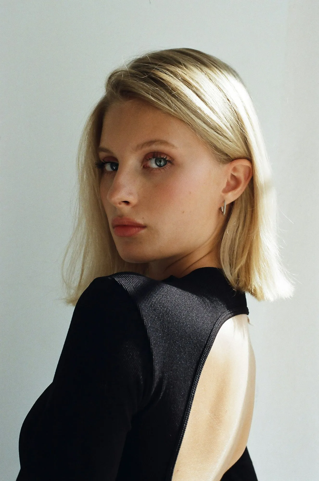 Blonde bob, glancing over the shoulder